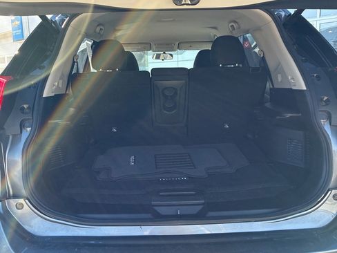 Used 2017 Nissan Rogue SV w/ SV Premium Package image 22