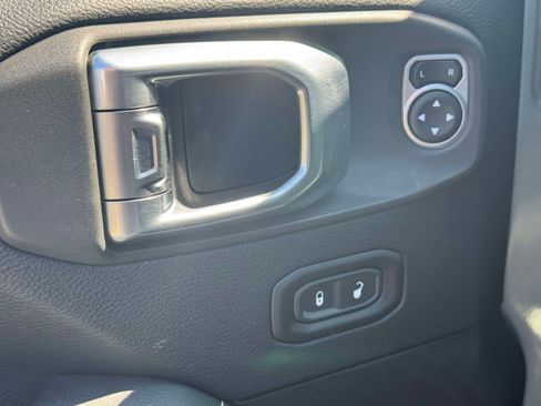 Used 2018 Jeep Wrangler Unlimited Sahara AWD/4WD image 17