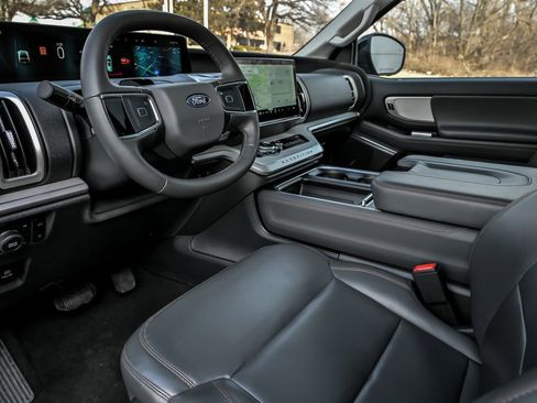 Used 2025 Ford Expedition Active image 13