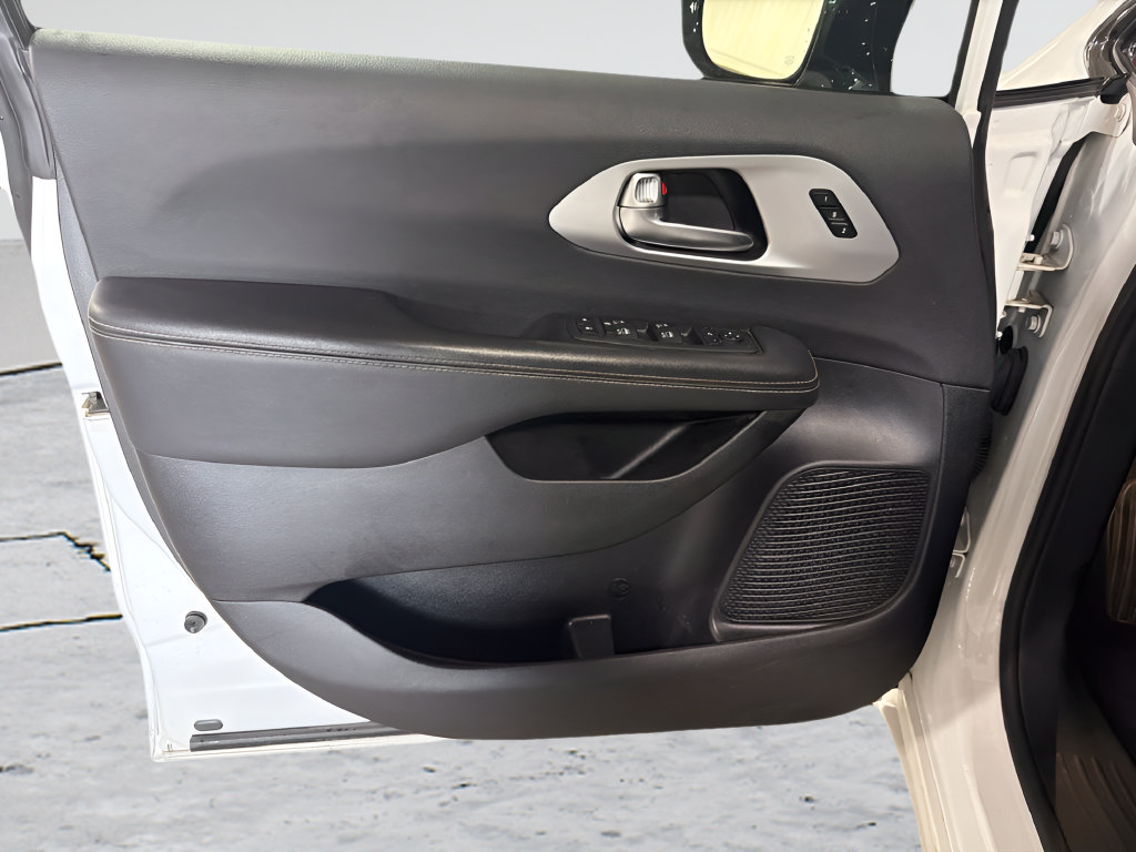 Used 2025 Chrysler Pacifica Limited FWD image 12
