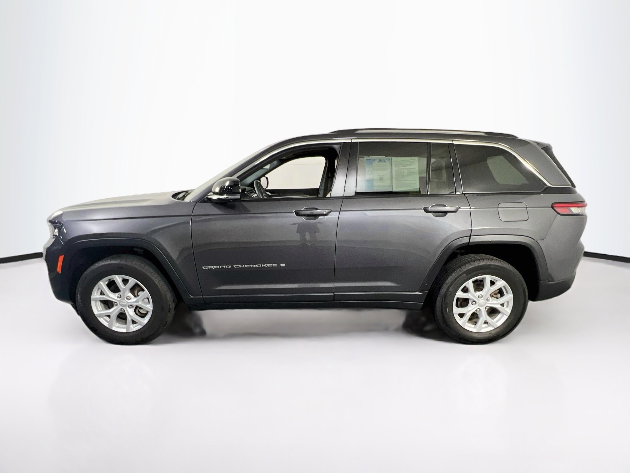 Used 2023 Jeep Grand Cherokee Limited w/ Luxury Tech Group II AWD/4WD image 8