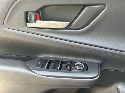 Used 2025 Toyota Prius Plug-In Hybrid FWD image 30