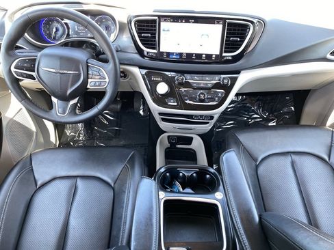 Used 2024 Chrysler Pacifica Touring-L FWD image 18
