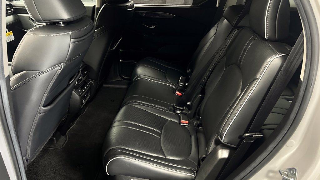 Used 2025 Honda Pilot Elite image 17