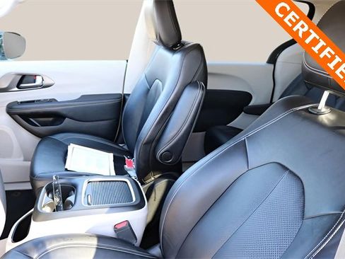 Used 2024 Chrysler Pacifica Select image 12