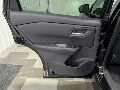 Used 2025 Nissan Rogue SV image 8