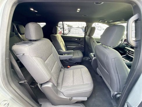 Used 2024 Chevrolet Traverse LT image 32