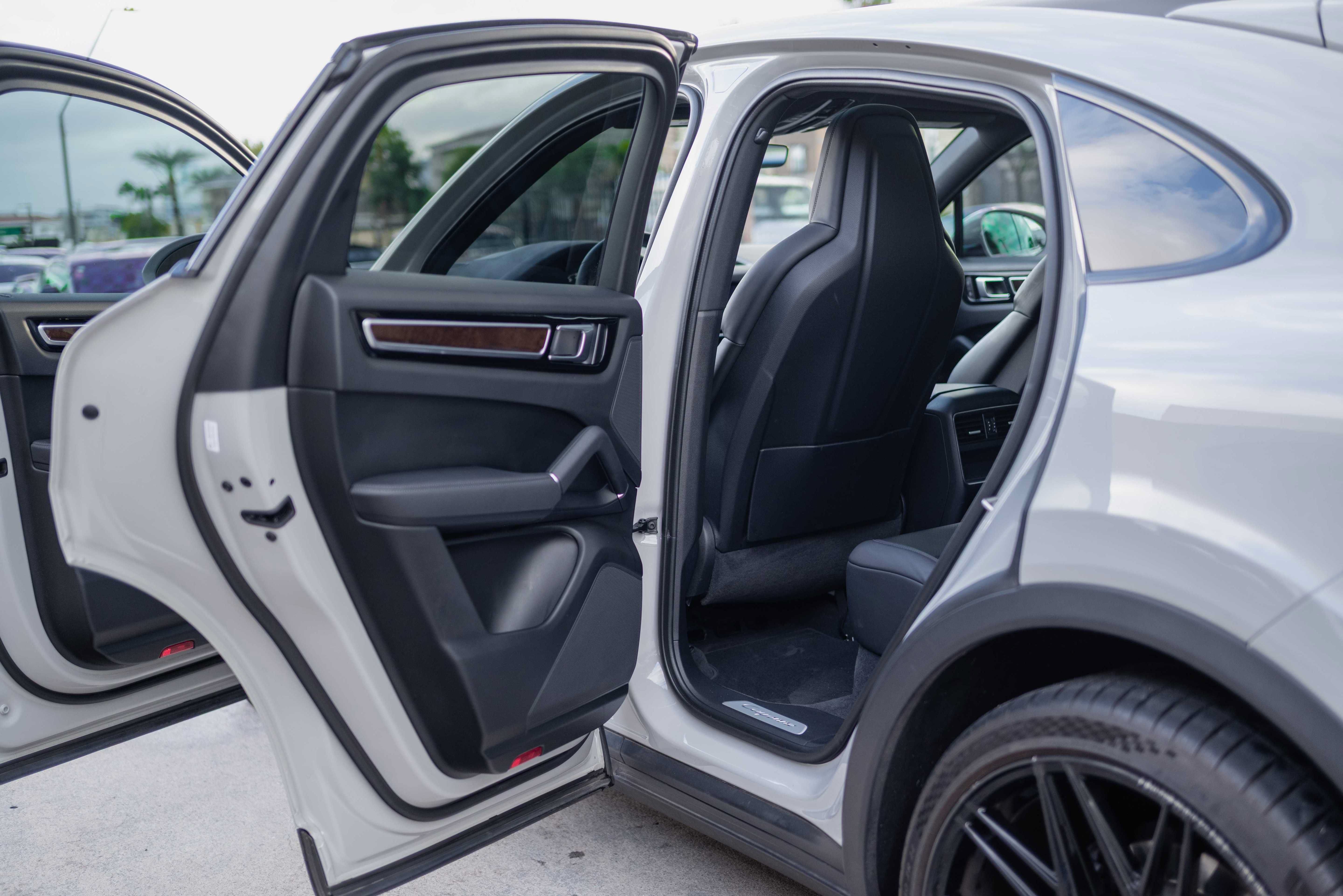 Used 2022 Porsche Cayenne Coupe AWD/4WD image 12