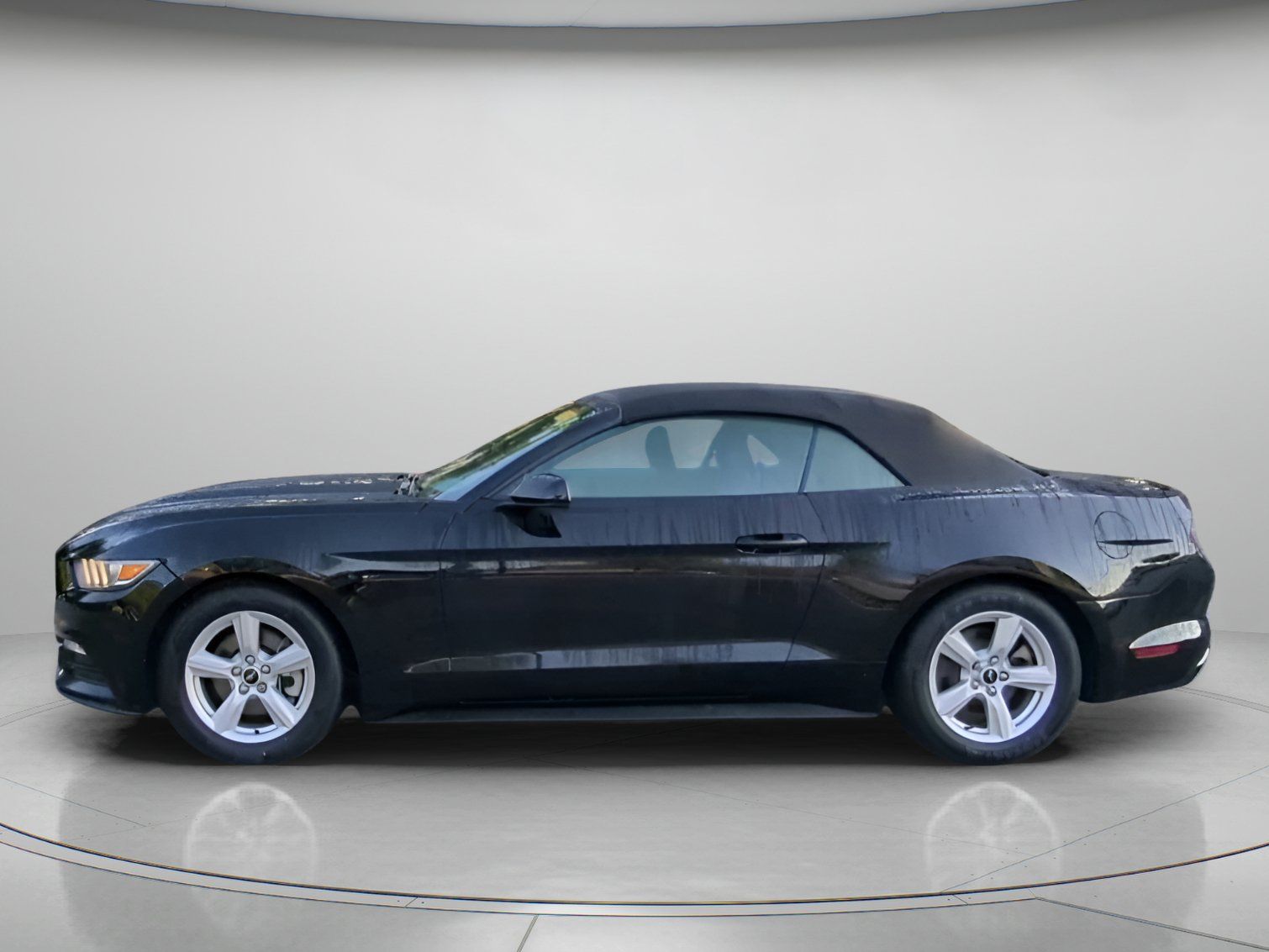 Used 2016 Ford Mustang Convertible RWD image 16