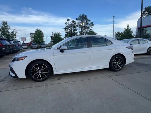 Used 2024 Toyota Camry SE FWD image 3