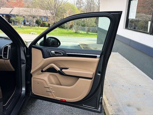 Used 2014 Porsche Cayenne Platinum Edition image 32