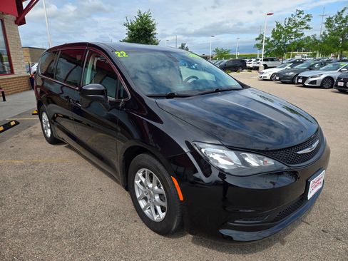 Used 2022 Chrysler Voyager LX FWD image 3