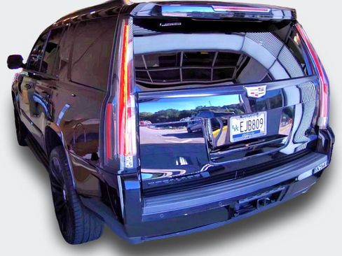 Used 2015 Cadillac Escalade Luxury RWD image 4