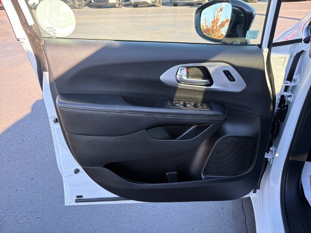 Used 2025 Chrysler Pacifica Limited FWD image 19