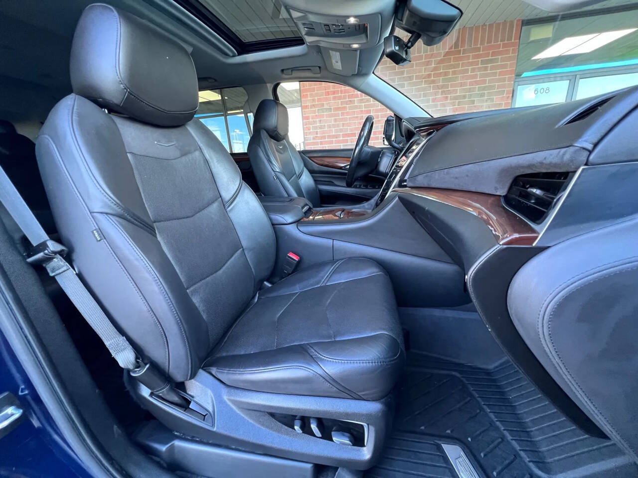 Used 2020 Cadillac Escalade Luxury AWD/4WD image 12