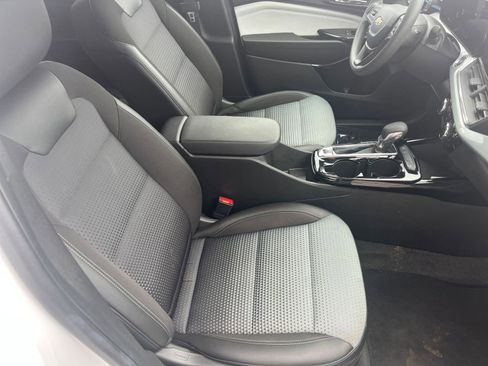 Used 2025 Chevrolet Trax LT FWD image 35