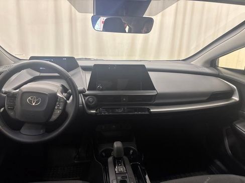 Used 2025 Toyota Prius LE FWD image 18