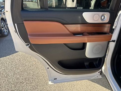 Used 2019 Lincoln Navigator Reserve image 17