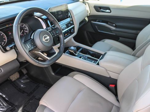 Used 2023 Nissan Pathfinder SL image 18