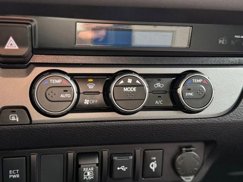 Used 2023 Toyota Tacoma TRD Sport w/ Technology Package image 11