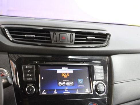 Used 2019 Nissan Rogue SV FWD image 17