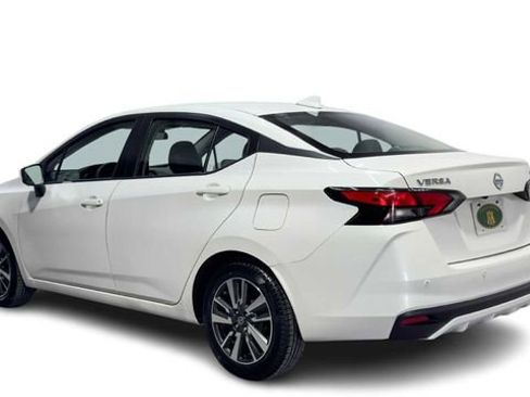 Used 2022 Nissan Versa SV FWD image 4