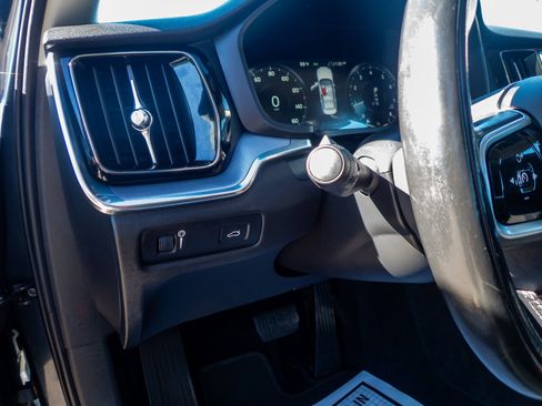 Used 2020 Volvo S60 T5 Momentum image 16