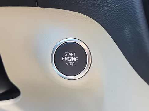 Used 2025 Volvo XC40 B5 Ultra w/ Climate Package image 18