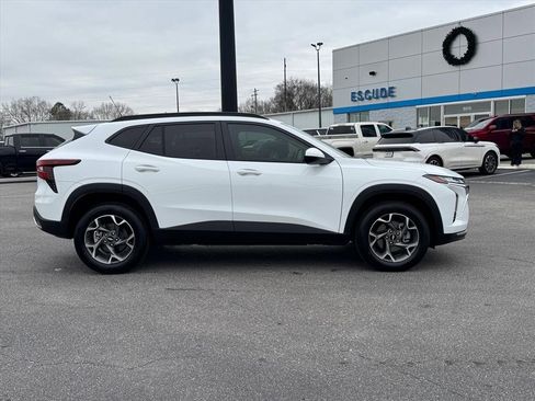 Used 2026 Chevrolet Trax LT image 2