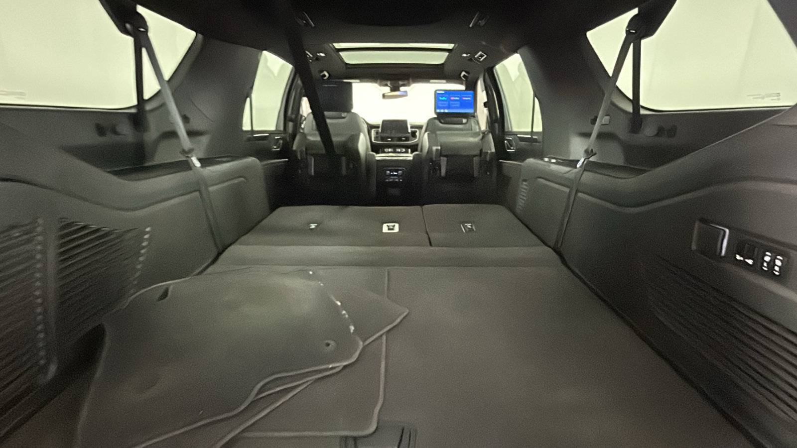 Used 2022 Chevrolet Suburban RST w/ Luxury Package AWD/4WD image 34