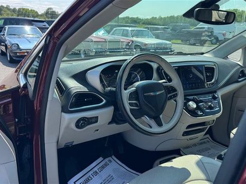 Used 2018 Chrysler Pacifica Limited w/ Advanced Safetytec Group FWD image 32