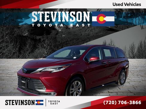Used 2023 Toyota Sienna Platinum image 1