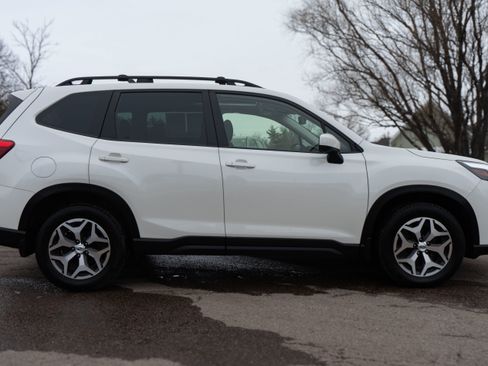 Used 2023 Subaru Forester Premium image 7