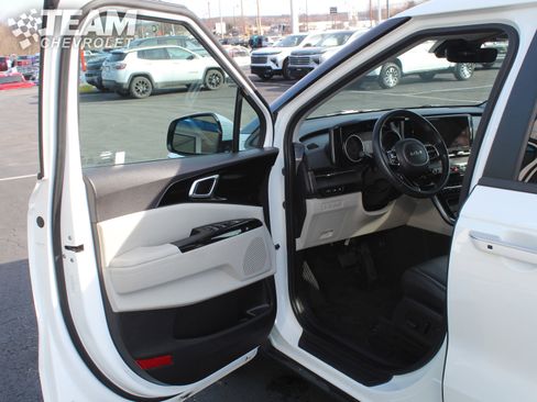 Used 2024 Kia Carnival EX image 10