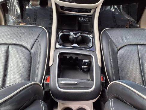 Used 2021 Chrysler Pacifica Limited w/ Uconnect Theater Family Group FWD image 21