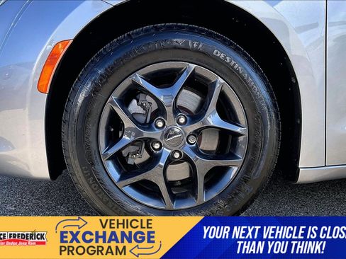 Used 2018 Chrysler Pacifica Touring-L w/ Premium Audio Group FWD image 8