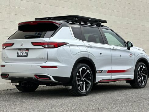 Used 2023 Mitsubishi Outlander 4WD Plug-In Hybrid image 4