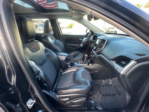 Used 2016 Jeep Cherokee Trailhawk w/ Comfort/Convenience Group image 8