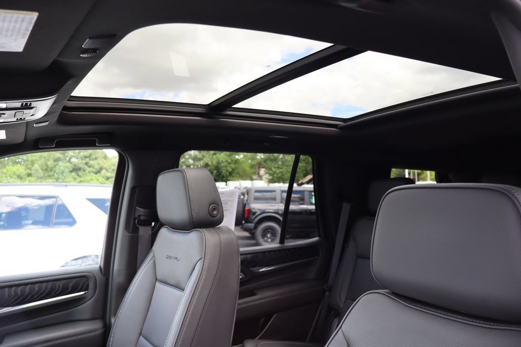 Used 2023 GMC Yukon Denali AWD/4WD image 5