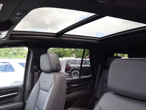 Used 2023 GMC Yukon Denali AWD/4WD image 5