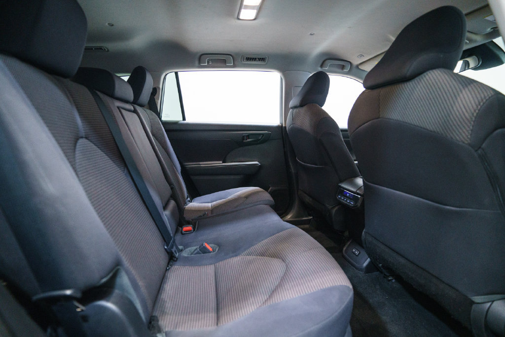 Used 2023 Toyota Highlander LE FWD image 27