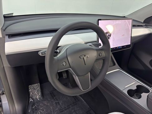 Used 2022 Tesla Model Y Long Range image 14