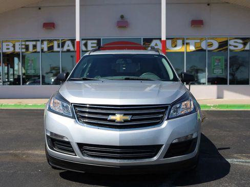 Used 2017 Chevrolet Traverse LS FWD image 2