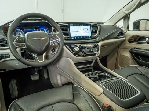 Used 2024 Chrysler Pacifica Limited w/ Trailer Tow Group FWD image 31