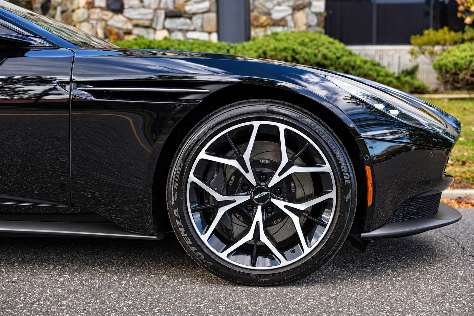 Used 2019 Aston Martin DB11 Volante RWD image 22