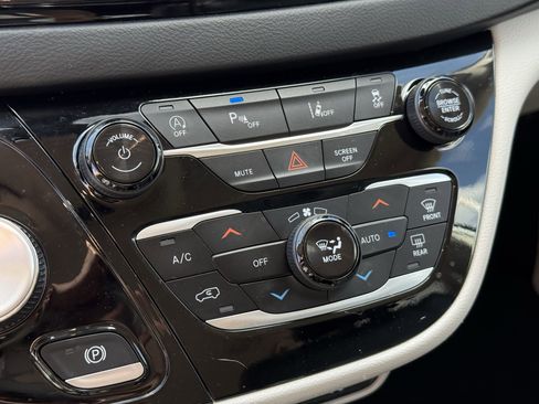 Used 2023 Chrysler Pacifica Touring-L image 22