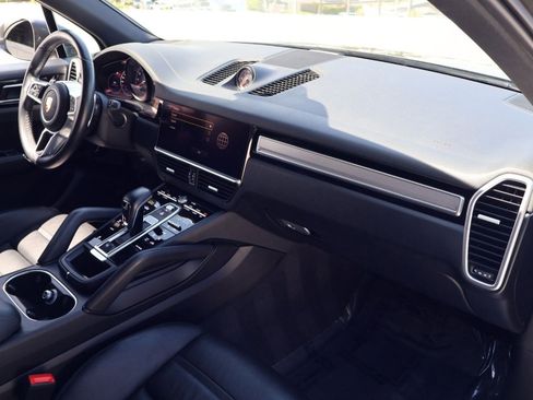 Certified 2023 Porsche Cayenne w/ Premium Package AWD/4WD image 25