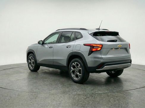 Used 2025 Chevrolet Trax LT w/ LT Convenience Package FWD image 6