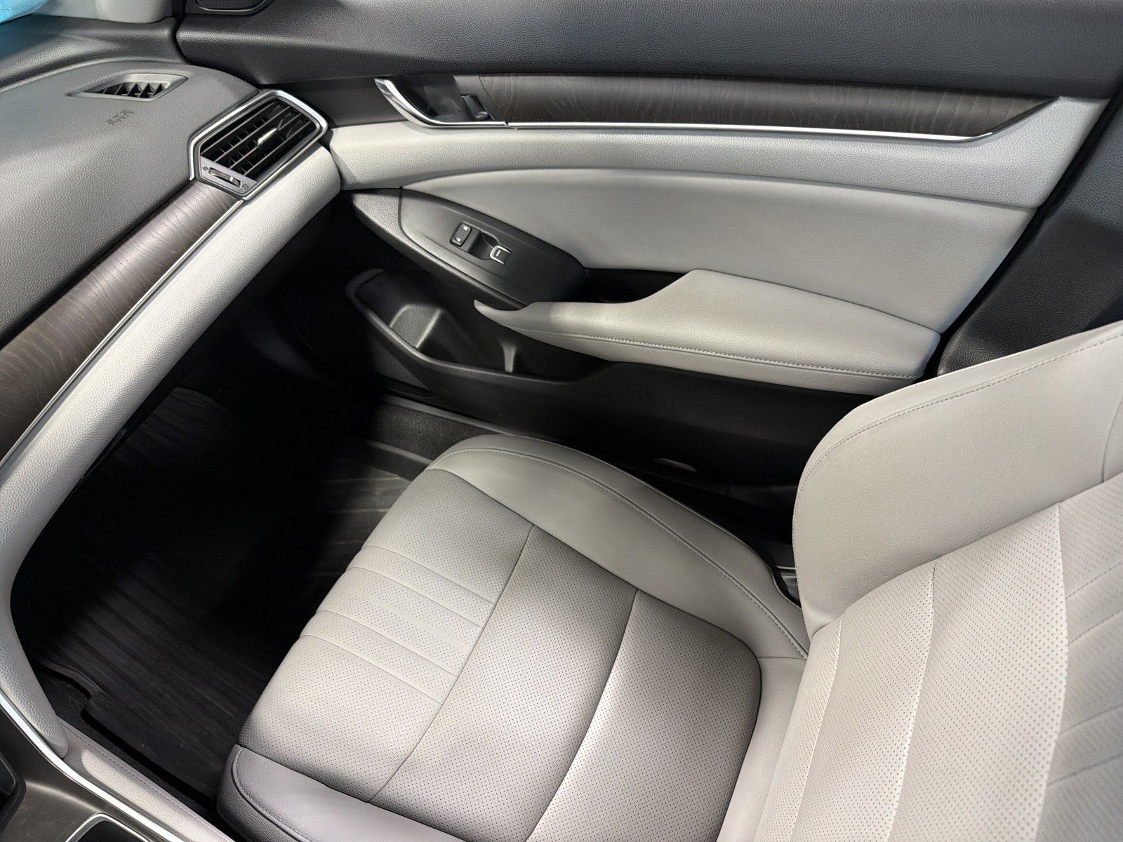 Used 2018 Honda Accord Touring image 11
