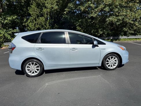 Used 2012 Toyota Prius V Five FWD image 7